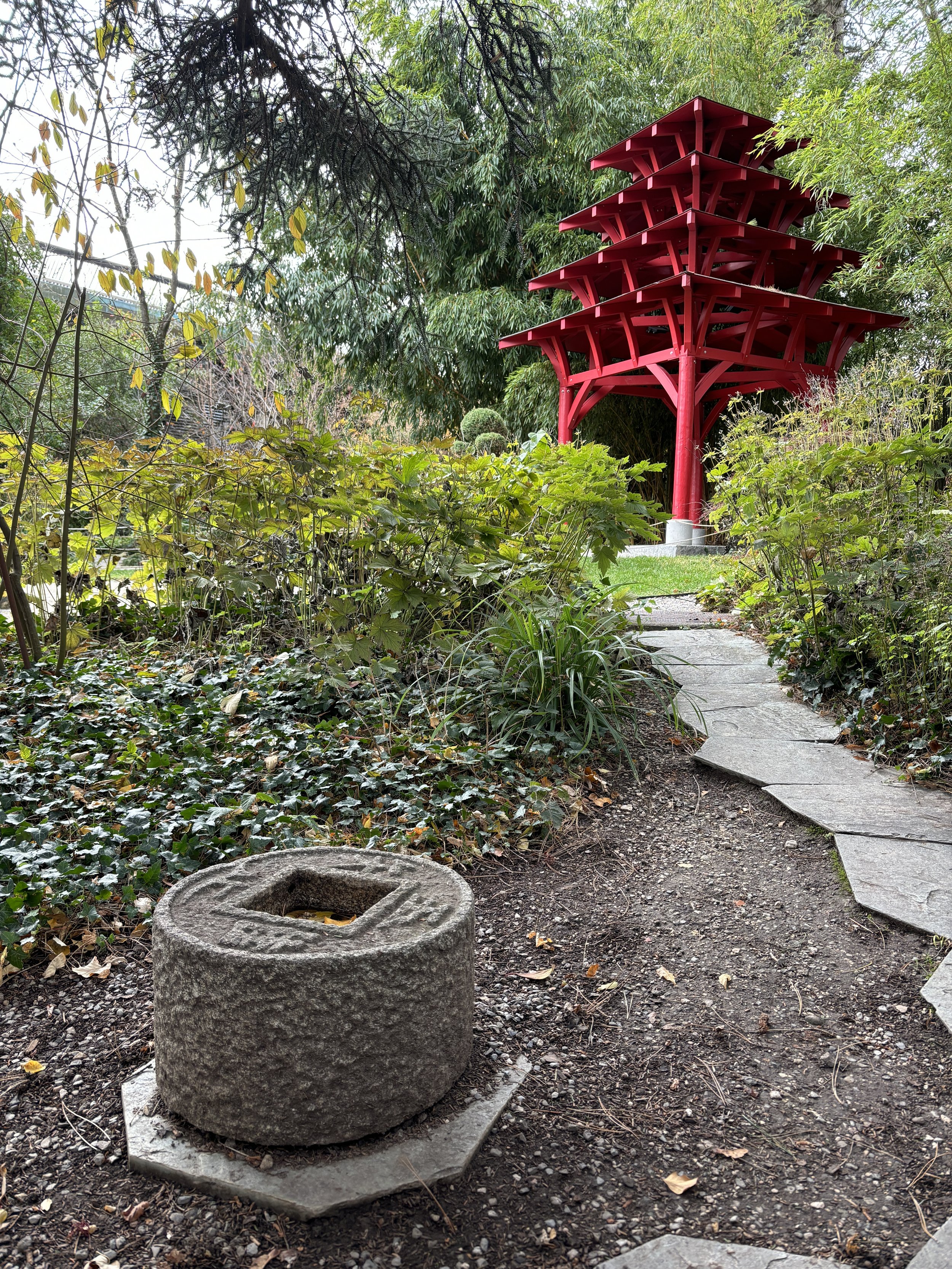 Une vue sur la pagode du jardin japonais de Genève