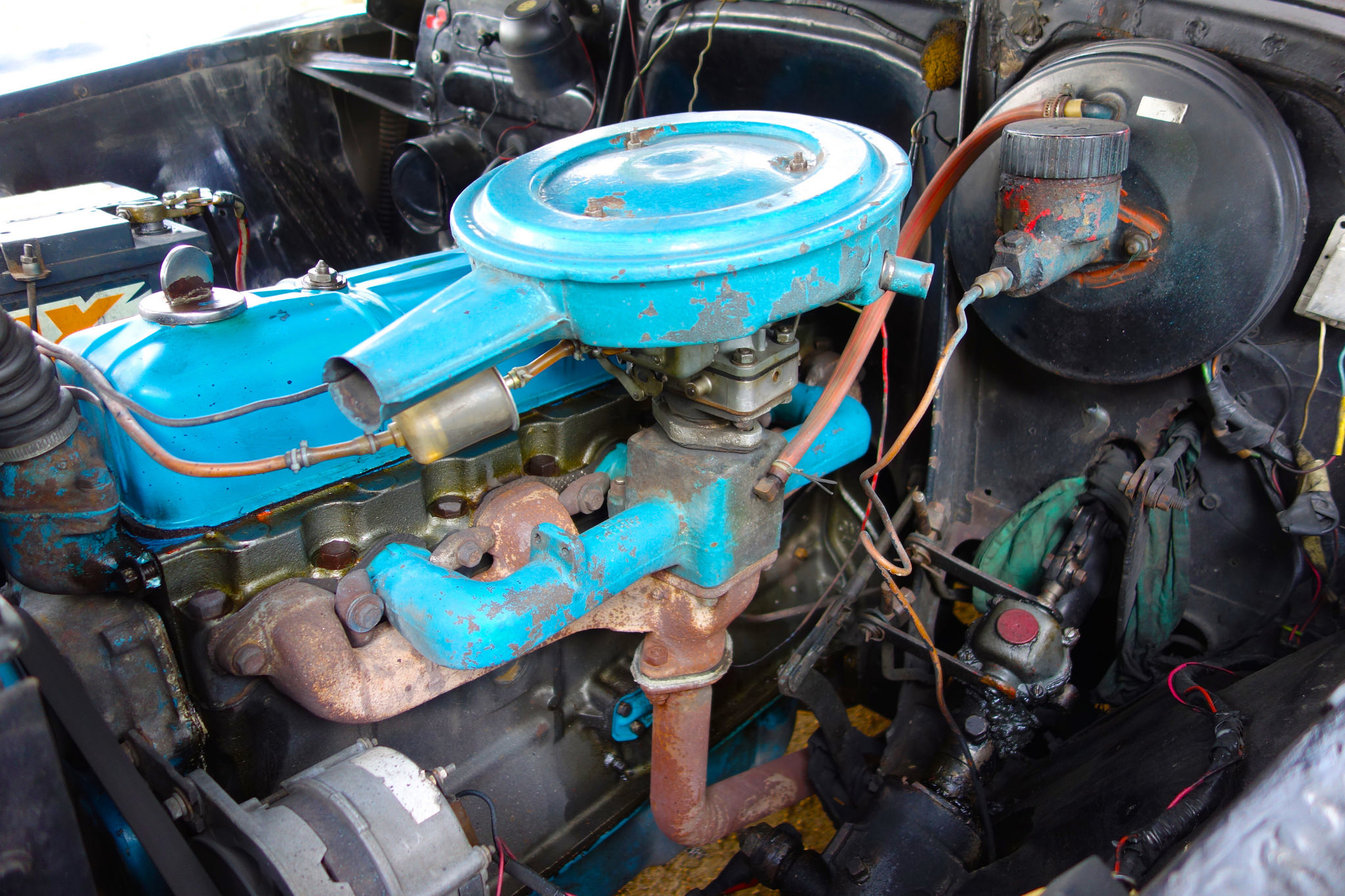 Engine from a taxi car in Habana.