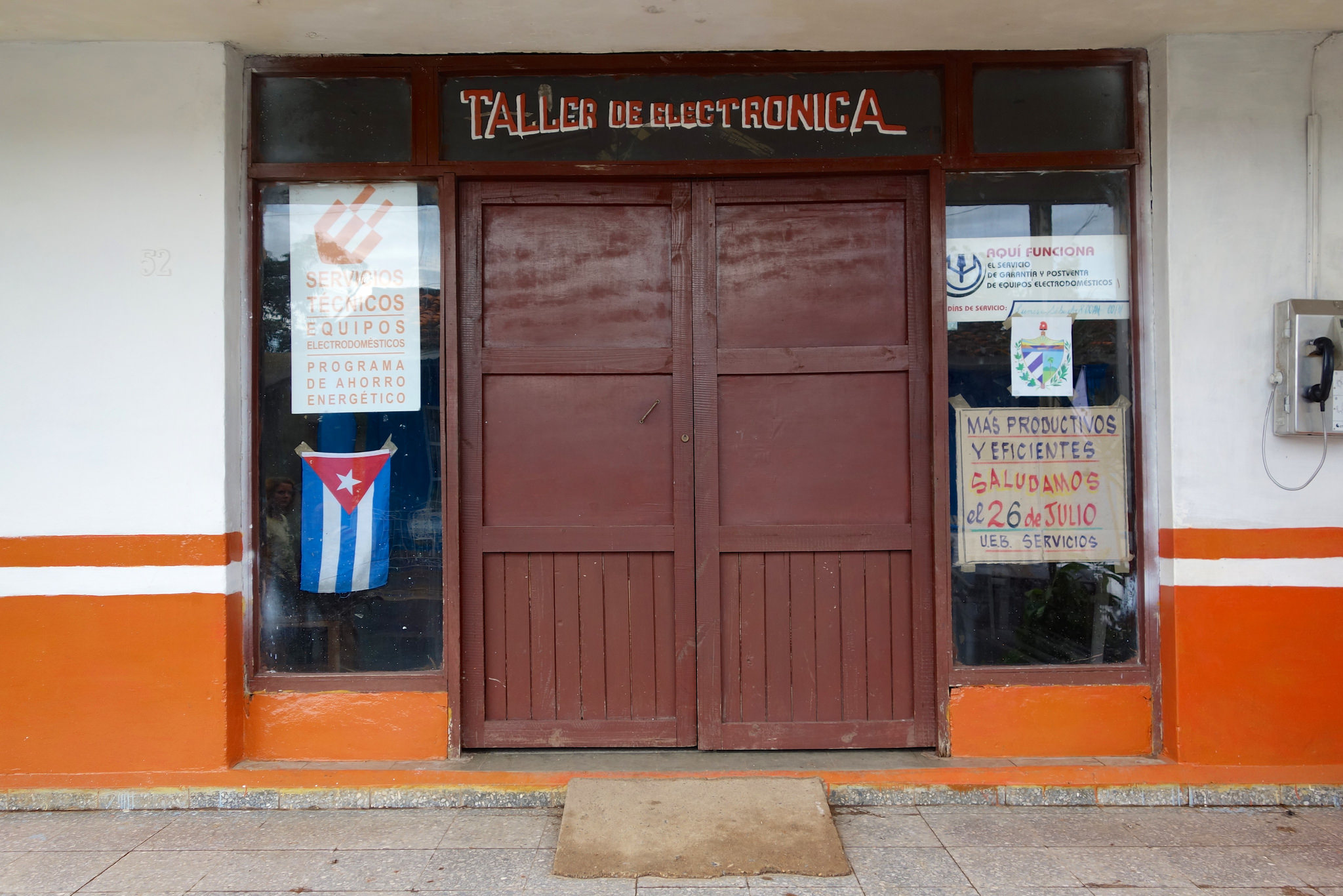 Electronic shop in Viñales.
